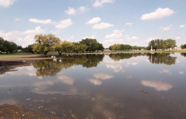 Album Park 'ta oluşan Kirli Göl namı diğer Eastwood Park' ta, Doğu El Paso, Teksas 'ta yağmur yağdıktan sonra