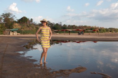 Tocantins nehri kıyısındaki Cacau Plajı 'nda bir kadın, Imperatriz, Maranhao, Brezilya