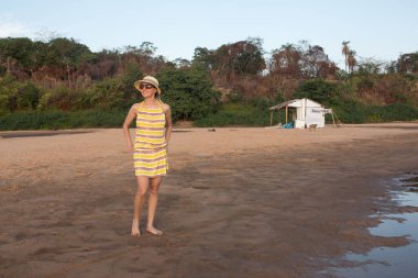 Tocantins nehri kıyısındaki Cacau Plajı 'nda bir kadın, Imperatriz, Maranhao, Brezilya