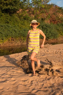 Tocantins nehri kıyısındaki Cacau Plajı 'nda bir kadın, Imperatriz, Maranhao, Brezilya