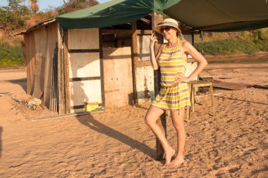 Tocantins nehri kıyısındaki Cacau Plajı 'nda bir kadın, Imperatriz, Maranhao, Brezilya