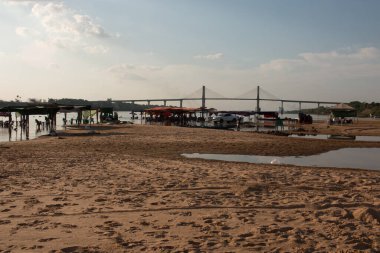 Brezilya 'nın Maranhao eyaletindeki Imperatriz şehrindeki Tocantins Nehri' nde sular yükselmeye başlamadan önce Cacau Sahili 'nde.