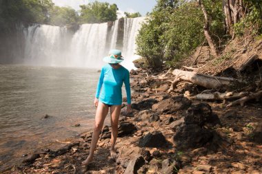 Brezilya 'nın Manranhao eyaletindeki Chapada das Mesas' taki Sao Romao Şelalesi 'nde eğlenen bir kadın.