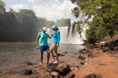 Brezilya 'nın Manranhao eyaletindeki Chapada das Mesas' taki Sao Romao Şelalesi 'nde eğlenen çift.