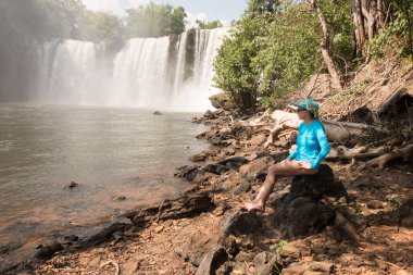 Brezilya 'nın Manranhao eyaletindeki Chapada das Mesas' taki Sao Romao Şelalesi 'nde eğlenen bir kadın.