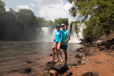 Brezilya 'nın Manranhao eyaletindeki Chapada das Mesas' taki Sao Romao Şelalesi 'nde eğlenen çift.