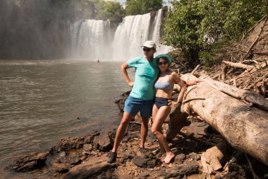 Brezilya 'nın Manranhao eyaletindeki Chapada das Mesas' taki Sao Romao Şelalesi 'nde eğlenen çift.