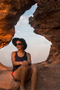 Chapada das Mesas Ulusal Parkı 'ndaki Chapada Kapısı' nda oturan bayan.