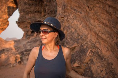 Chapada das Mesas Ulusal Parkı 'ndaki Chapada Kapısı' ndaki kadın.