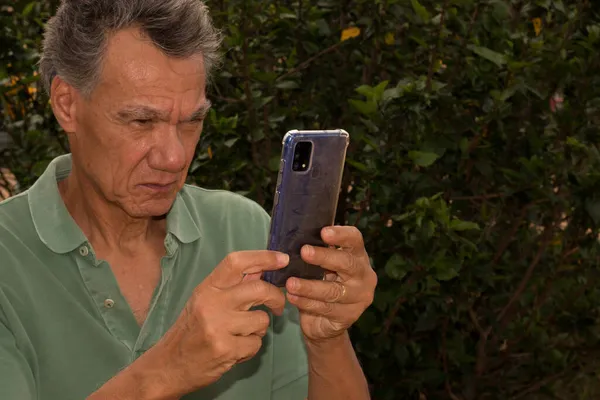 Senior Man Taking Vertical Photo His Smartphone — Stock Photo, Image