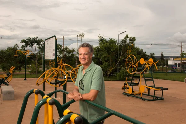 Senior Man Fora Parque Fitness Pequeno Relaxar Desfrutar Dia Luz — Fotografia de Stock