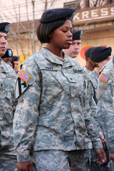 Эль-Пасо, Техас, 27 февраля 2008 года: Черная женщина-солдат марширует на параде в центре Эль-Пасо 