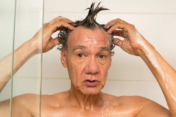 Hombre Maduro Tomando Una Ducha Lavándose Pelo Con Champú — Foto de Stock