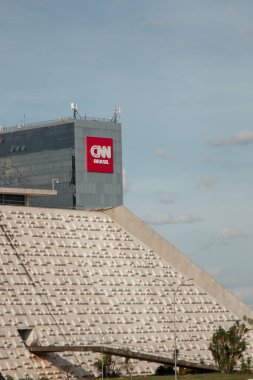 Brasilia, DF Brazil, 25 Kasım 2021: Brasilia 'daki CNN binasının önplandaki Teatro Nacional veya National Theater ile görüntüsü