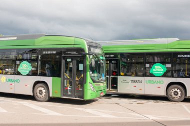 Brasilia, DF Brazil, 25 Kasım 2021: Brezilya 'nın başkentinde yeni modern elektrikli otobüsler kullanılıyor