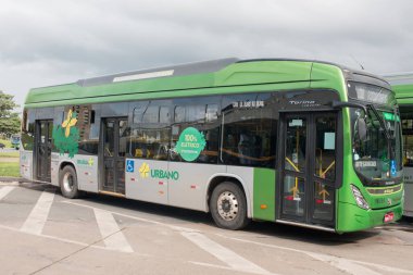 Brasilia, DF Brazil, 25 Kasım 2021: Brezilya 'nın başkentinde yeni modern elektrikli otobüsler kullanılıyor