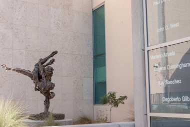 El Paso, Teksas, 1 Kasım 2007: El Paso 'daki Ana Kütüphane Şubesinin Girişinin Önünde Heykel