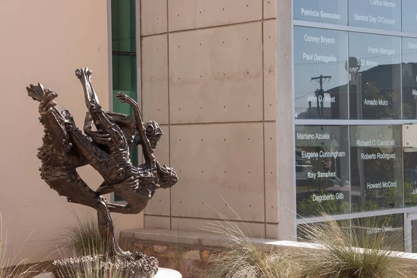 El Paso, Teksas, 1 Kasım 2007: El Paso 'daki Ana Kütüphane Şubesinin Girişinin Önünde Heykel