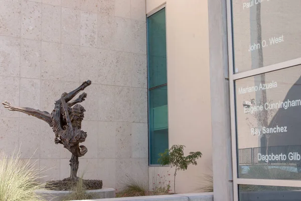 El Paso, Teksas, 1 Kasım 2007: El Paso 'daki Ana Kütüphane Şubesinin Girişinin Önünde Heykel