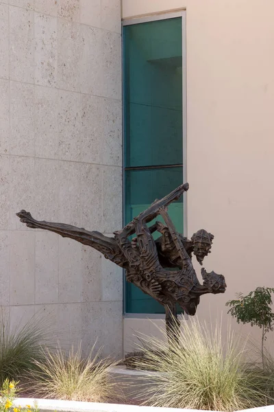 El Paso, Teksas, 1 Kasım 2007: El Paso 'daki Ana Kütüphane Şubesinin Girişinin Önünde Heykel