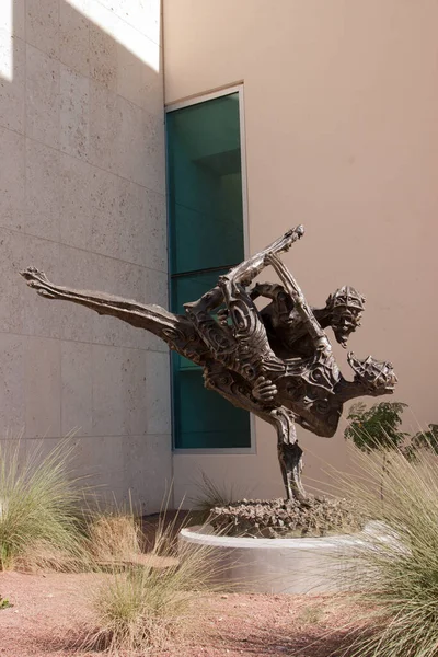 El Paso, Teksas, 1 Kasım 2007: El Paso 'daki Ana Kütüphane Şubesinin Girişinin Önünde Heykel