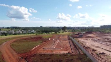 Brezilya 'nın Brasilia kentindeki Brule Marx Park' ın güney yakasında yeni bir otopark inşaatı