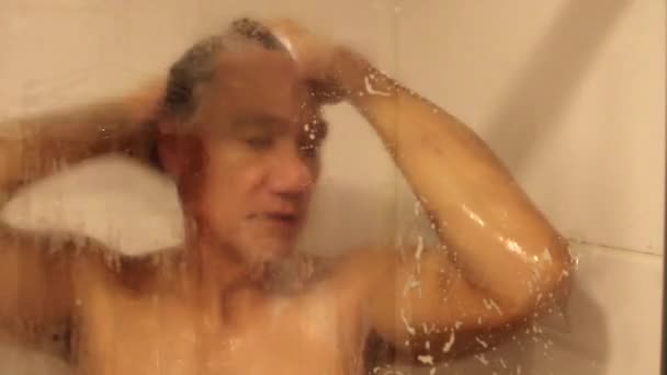 Reife Mann Ist Die Dusche Shampooing Seine Haare — Stockvideo