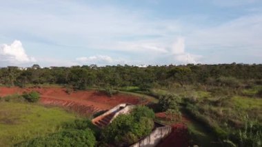 Brezilya 'nın Brasilia kentindeki Burle Marx Parkı' nın sonundaki Su rezervuarının havadan görüntüsü