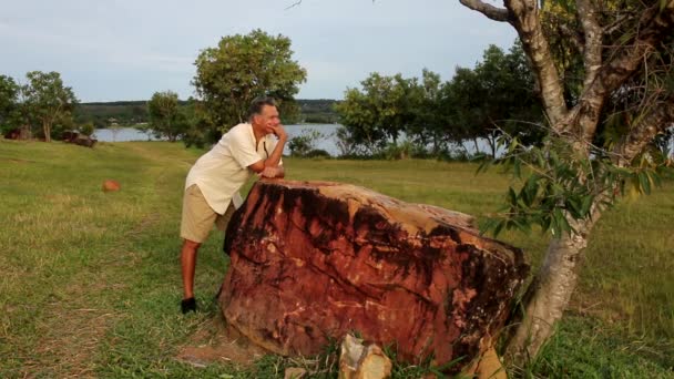 Homme Mûr Appuyé Contre Gros Rocher Parque Das Garcas Lago — Video