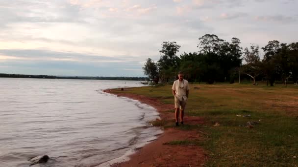 Homem Maduro Caminhando Longo Lago Paranoa Parque Das Garcas Lago — Vídeo de Stock