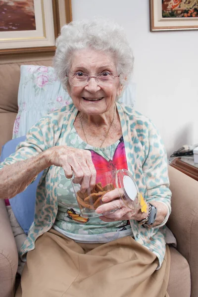 Idosa Senhora Casa Segurando Frasco Biscoitos Mão — Fotografia de Stock