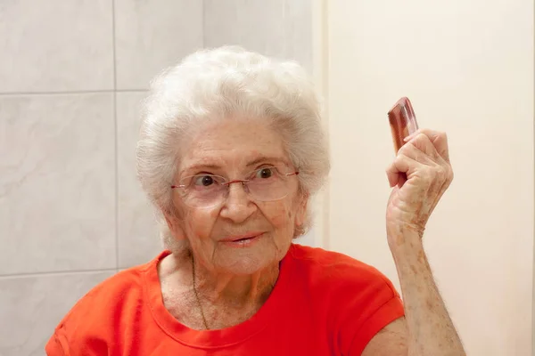 Anziana Signora Pettinarsi Capelli Davanti Uno Specchio Bagno — Foto Stock