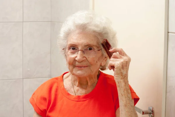 Anziana Signora Pettinarsi Capelli Davanti Uno Specchio Bagno — Foto Stock
