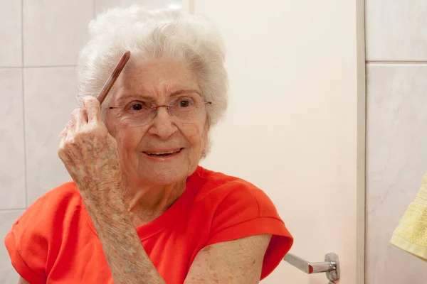 Anciana Señora Peinándose Pelo Delante Espejo Baño Fotos De Stock