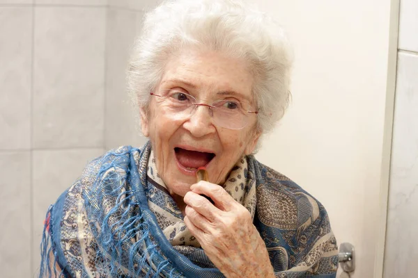 Anciana Aplicando Lápiz Labial Delante Espejo — Foto de Stock