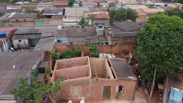 プランティナ ガイアス ブラジル 2022年2月26日 プランティナ市およびブラジル全土における貧困層と貧困層の建物の建設の空中ビュー — ストック動画