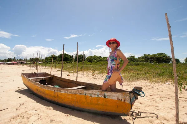 Lady Standing Old Wooden Fishing Boat Enjoying Herself Beach Corumbau — Stock Photo, Image