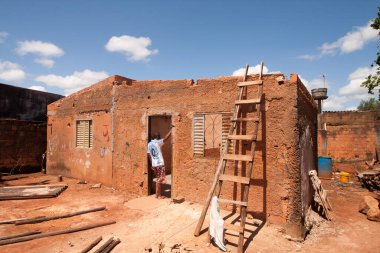 Planaltina Goias, Brezilya-13 Mart 2022: Planaltina 'da kötü konut koşulları. Planaltina 'daki fakir bir aile için gönüllüler tarafından yeniden inşa edilip yeniden yapılandırılan bir ev.  