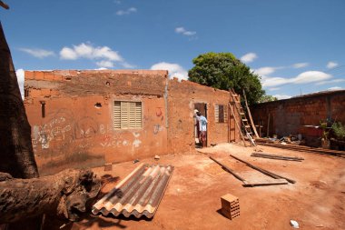 Planaltina Goias, Brezilya-13 Mart 2022: Planaltina 'da kötü konut koşulları. Planaltina 'daki fakir bir aile için gönüllüler tarafından yeniden inşa edilip yeniden yapılandırılan bir ev.  