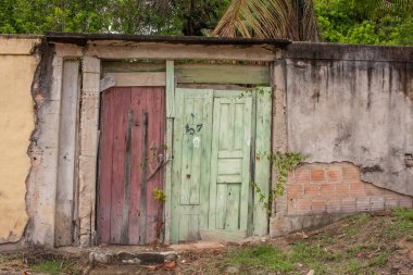 Trancoso, Bahia, Brezilya-9 Mart 2022: Brezilya ve Latin Amerika 'nın tamamında bulunan yoksul konut inşaatı ve yaşam koşulları