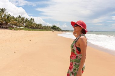 Brezilya, Caraiva Bahia 'da rüzgarlı bir günde sahilde bir kadın