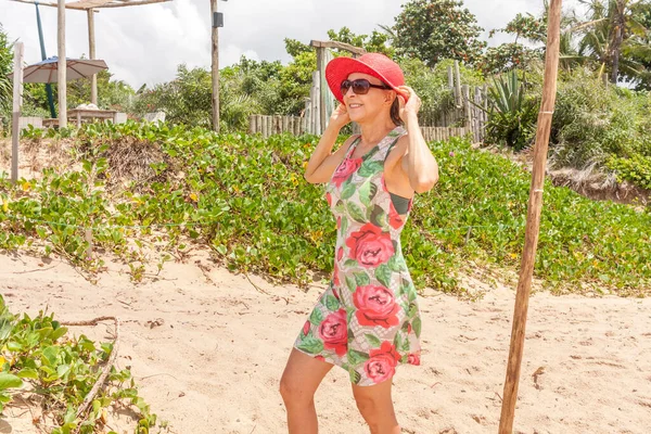 Brezilya, Caraiva Bahia 'da rüzgarlı bir günde sahilde bir kadın