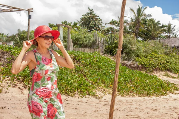 Brezilya, Caraiva Bahia 'da rüzgarlı bir günde sahilde bir kadın