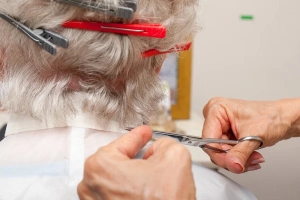 Elderly Lady Getting Haircut Comfort Her Home — ストック写真