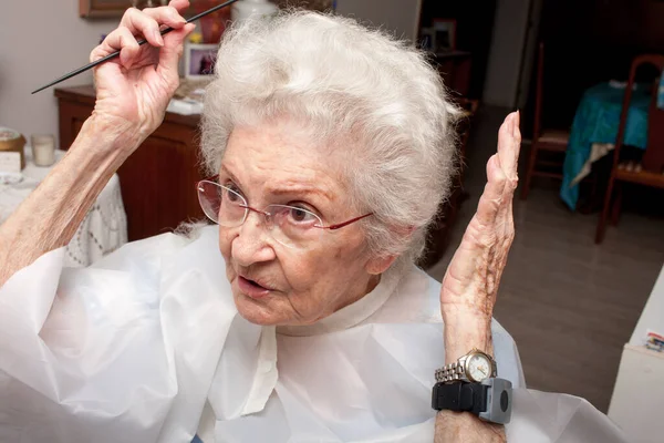 Anziani Signora Ottenere Taglio Capelli Nel Comfort Della Sua Casa — Foto Stock