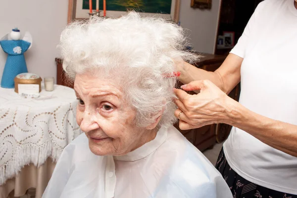 Anziani Signora Ottenere Taglio Capelli Nel Comfort Della Sua Casa — Foto Stock