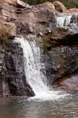 Brezilya 'nın Brasilia şehrindeki küçük ama güzel Urubu şelalesi.