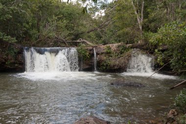 Planaltina yakınlarındaki Indaia yolu boyunca Cascata da Anta olarak bilinen küçük şelale, ve Formosa, Goias, Brezilya