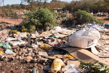 Brasilia, Brezilya, 20 Haziran 2022: Evsizlerin toplayıp attığı çöp bidonları çoğunlukla karton ve plastik şişeler Brasilia 'nın kuzeybatı kesiminde