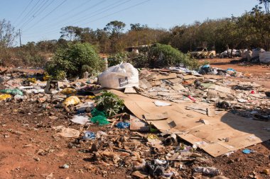 Brasilia, Brezilya, 20 Haziran 2022: Evsizlerin toplayıp attığı çöp bidonları çoğunlukla karton ve plastik şişeler Brasilia 'nın kuzeybatı kesiminde